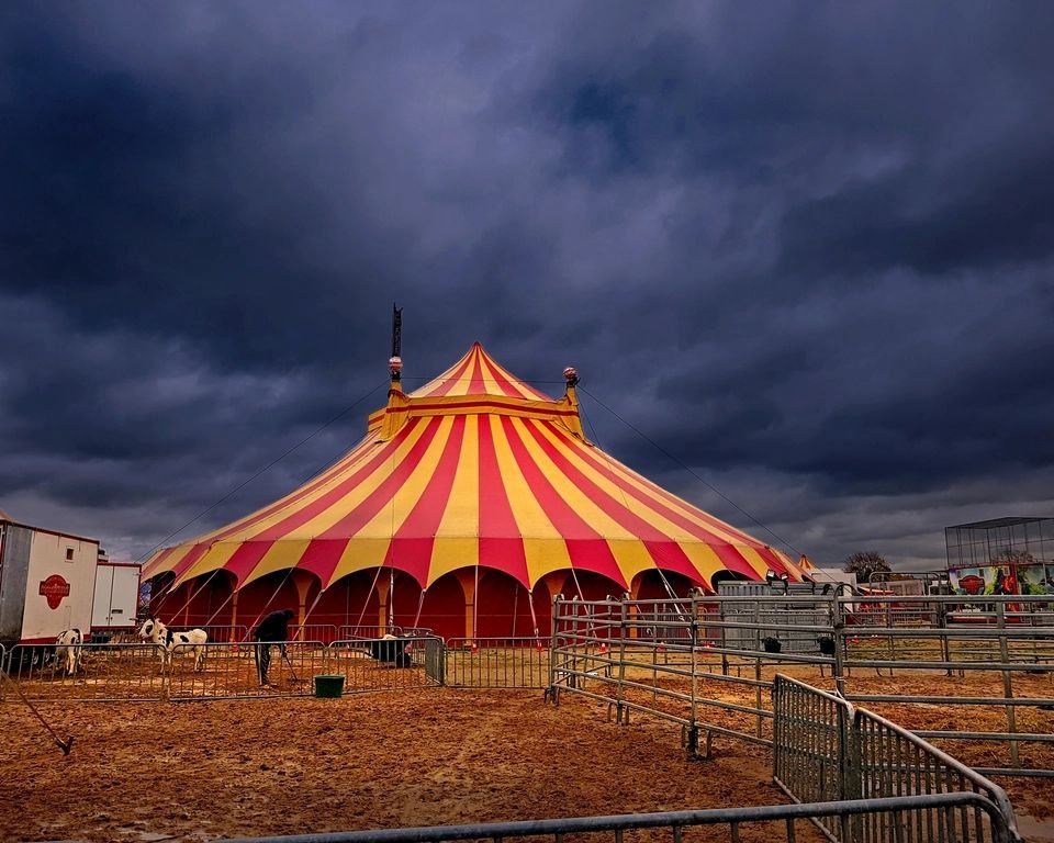 Lona de circo montada num terreno ao entardecer