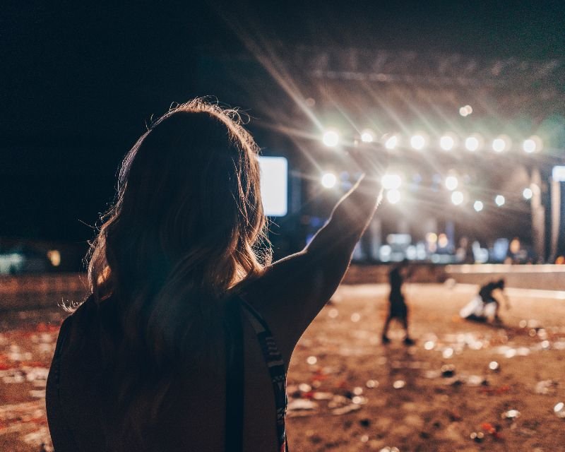 Público num festival ao ar livre à noite