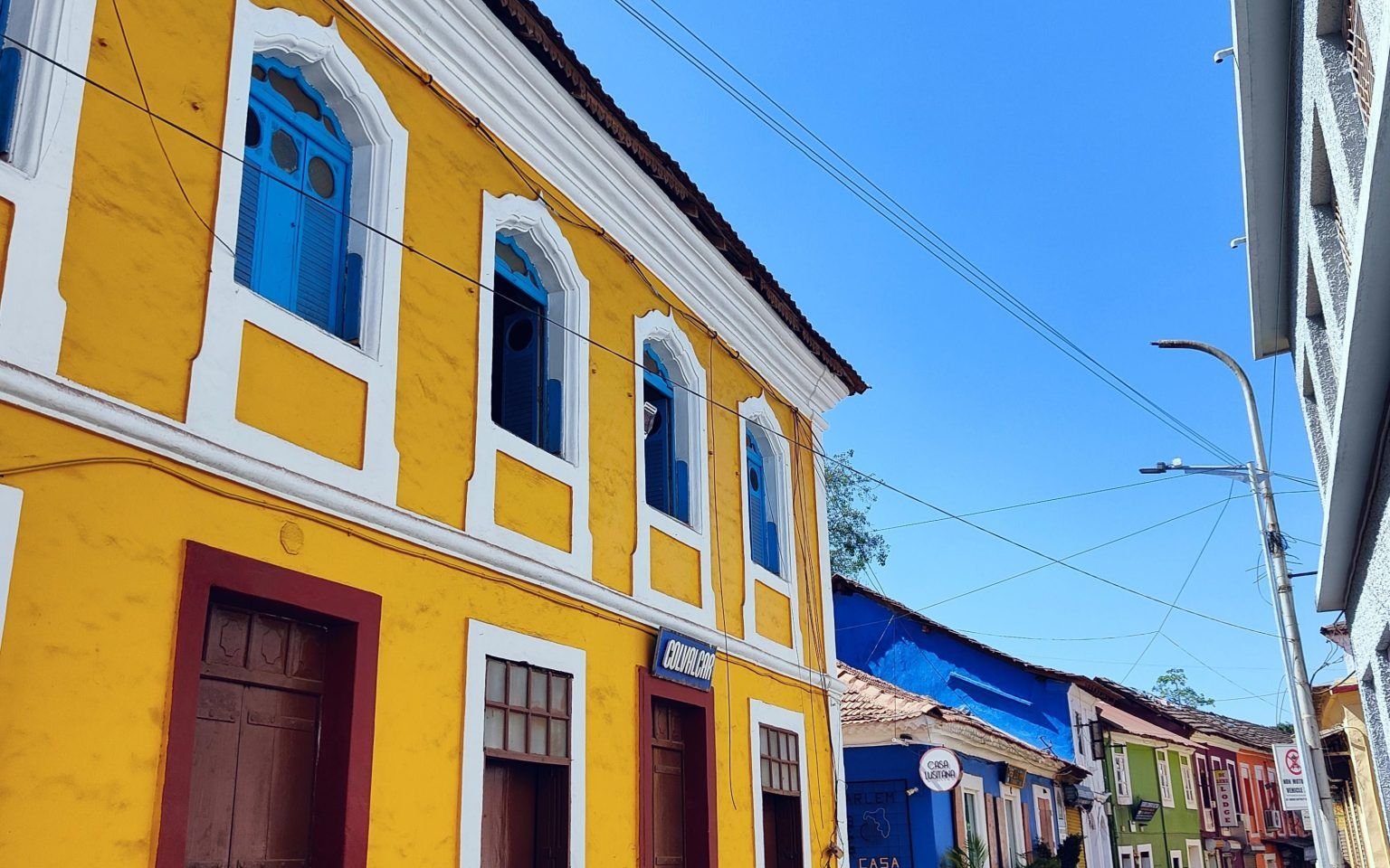 Rua de bairro com casas coloridas